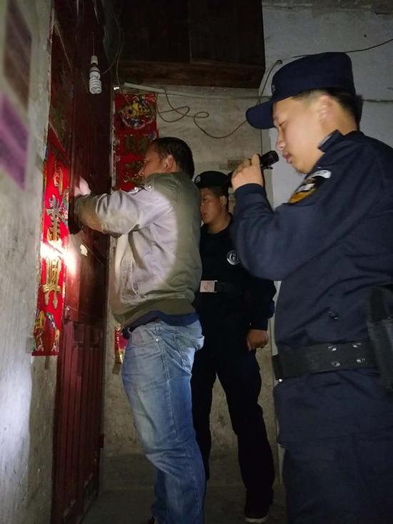 松桃县粗心妈妈误将幼女锁家中 